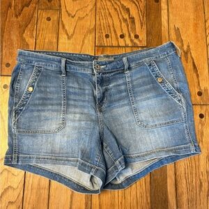 Torrid Jean Shorts Size 18 Mid Rise Medium Wash 5 in Inseam J1
